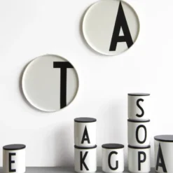 Design Letters lautanen, F