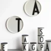 Design Letters lautanen, Q