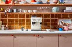 KitchenAid puoliautomaattinen espressokone jauhimella, Porcelain white.