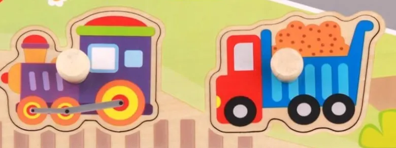 Knoppussel med figursågade fordon Tooky Toy