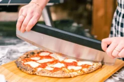 Ooni pizzaleikkuri, Black-stainless steel