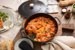 Staub Chistera traktoriastia valurauta Ø24 cm, Musta