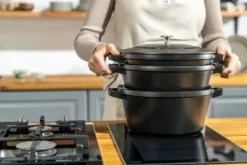 Staub kattila- ja kasvisetti pinottava 5 osaa., Musta