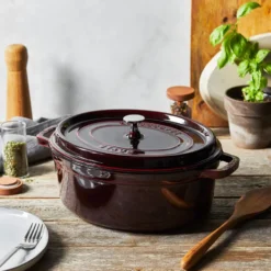 Staub La Cocotte ovaali pata valurauta 4,2 L., Grenadiininpunainen