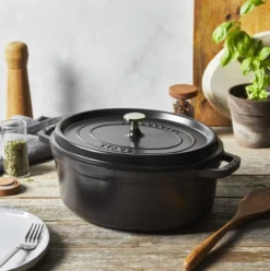 Staub La Cocotte ovaali pata valurauta 2,35 L, Musta
