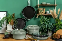Staub La Cocotte pyöreä pata valurauta 6,7 L, Eukalyptus puu