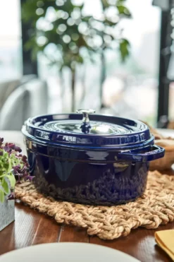 Staub ovaali pata valurautaa, kolmikerroksinen emali, 4,2 l, tummansininen