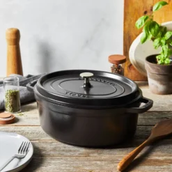 Staub ovaali pata valurautaa, 4,2 l, musta