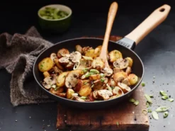 Staub paistinpannu valurauta musta vaalea puukahva., Ø24 cm