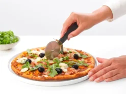 TASTY+ pizza/taikinaleikkuri, Tummanharmaa
